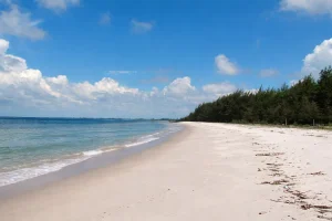 Pantai Nyiur Melambai, Surga Bahari di Belitung Timur dengan Pasir Putih dan Nuansa Asri