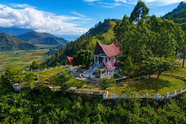 Pusuk Buhit: Perpaduan Petualangan dan Nuansa Mistis