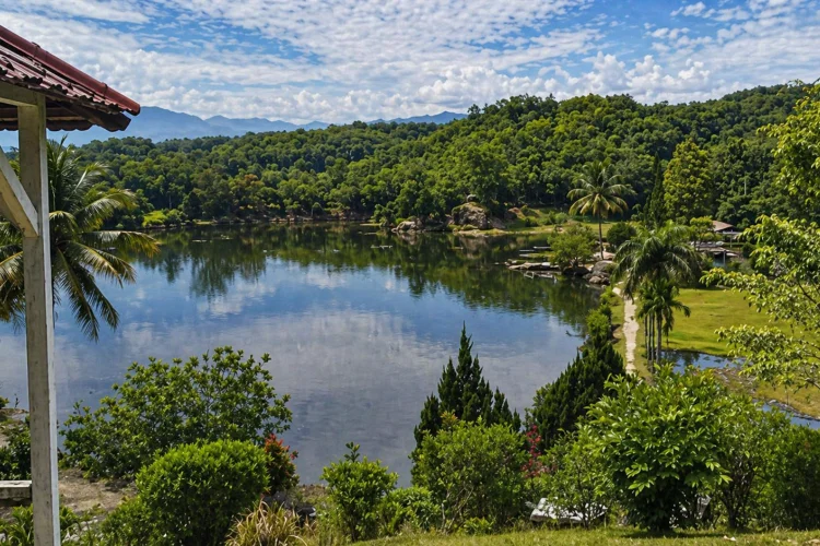 Danau Marambe: Tenang dan Sarat Nuansa Lokal