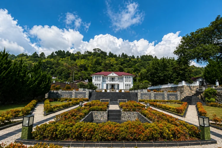 Toba Retreat Mansion and Villas